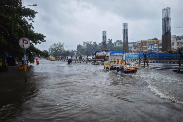 রাজ্যজুড়ে কালবৈশাখীর তাণ্ডব: স্বস্তির বৃষ্টির সাথে নেমে এল বিপর্যয়