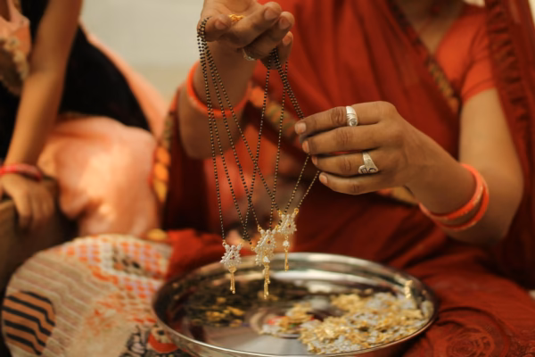 সোনার দামে অস্থিরতা: মধ্যবিত্তের নাভিশ্বাস, বাজারের পরবর্তী গতিপথ কী?